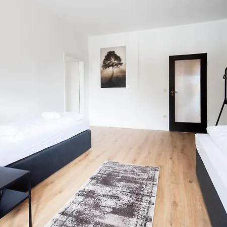 Modern Workers Loft In - 4 Bedrooms - 8 Beds *