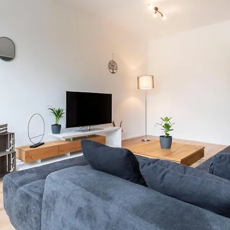 Modern Workers Loft In - 4 Bedrooms - 8 Beds *