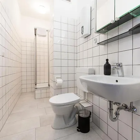 Modern Workers Loft In - 4 Bedrooms - 8 Beds *