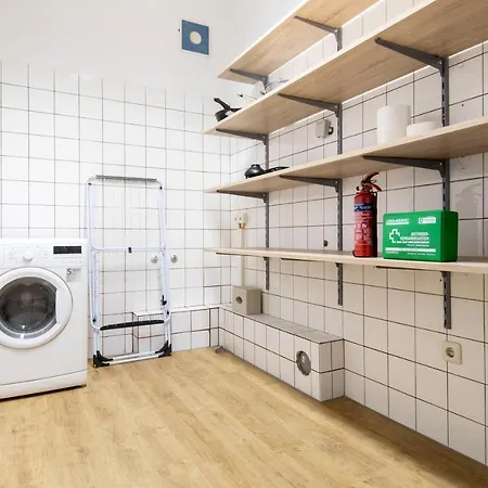 Modern Workers Loft In - 4 Bedrooms - 8 Beds דירה *