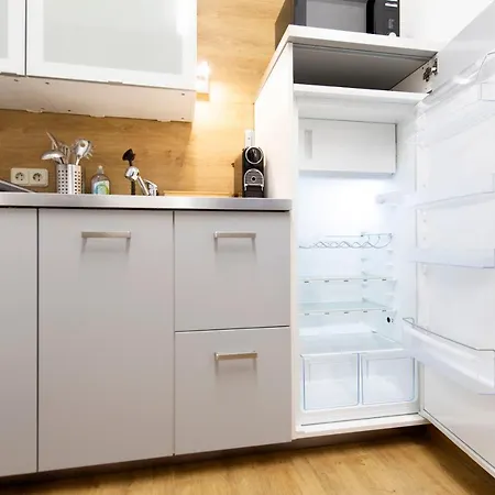 Modern Workers Loft In - 4 Bedrooms - 8 Beds *