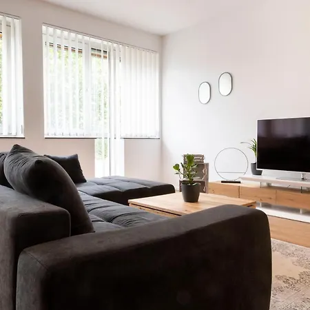 Modern Workers Loft In - 4 Bedrooms - 8 Beds