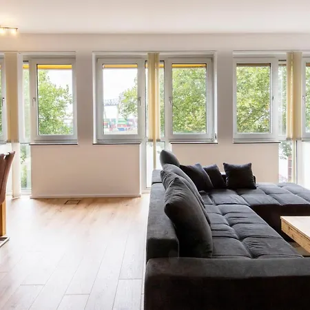 Modern Workers Loft In - 4 Bedrooms - 8 Beds אמריך